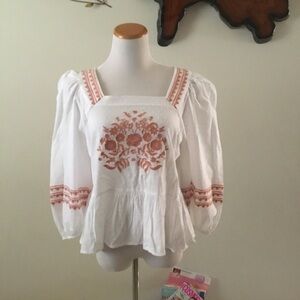 🌹HOST PICK- UNIVERSAL WHITE PEACH EMBROIDERED FLOWER CROP RUFFLE TOP/SIZE M